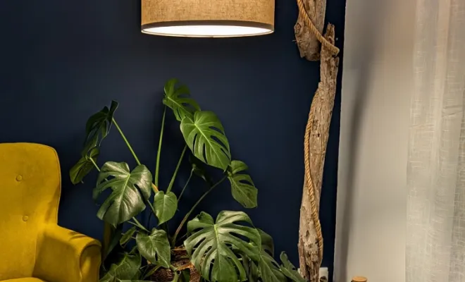 Lampe en bois flotté avec son pied en acier.